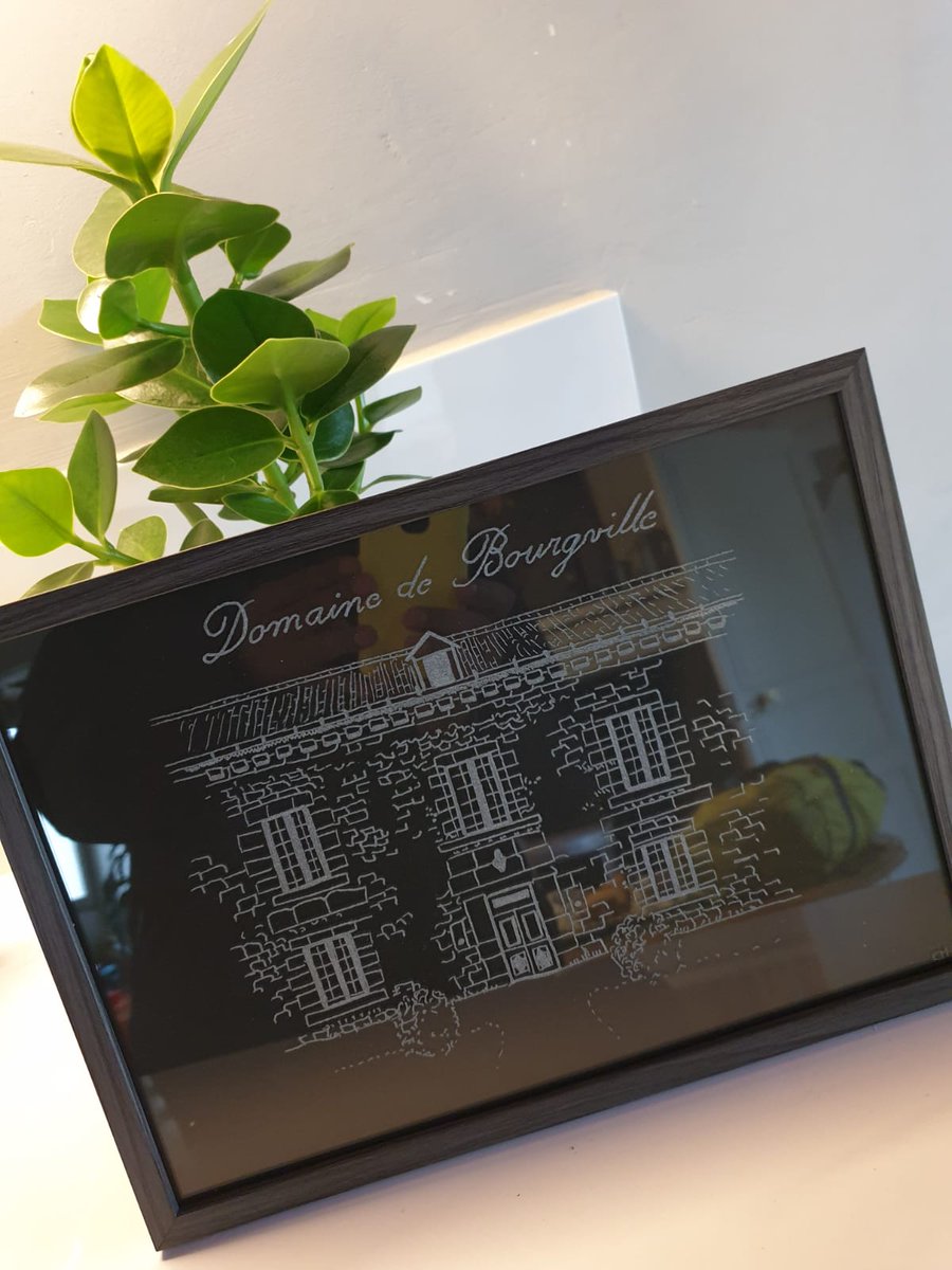 DBourgville's tweet photo. Merciiii @ChrisGravure pour ce très joli cadeau! Tu as su avec ton travail de gravure capter tout le charme de la gentilhommière du @DBourgville à @MontsSurGuesnes dans le @departement86 😘 https://t.co/vNS4Wf3qof