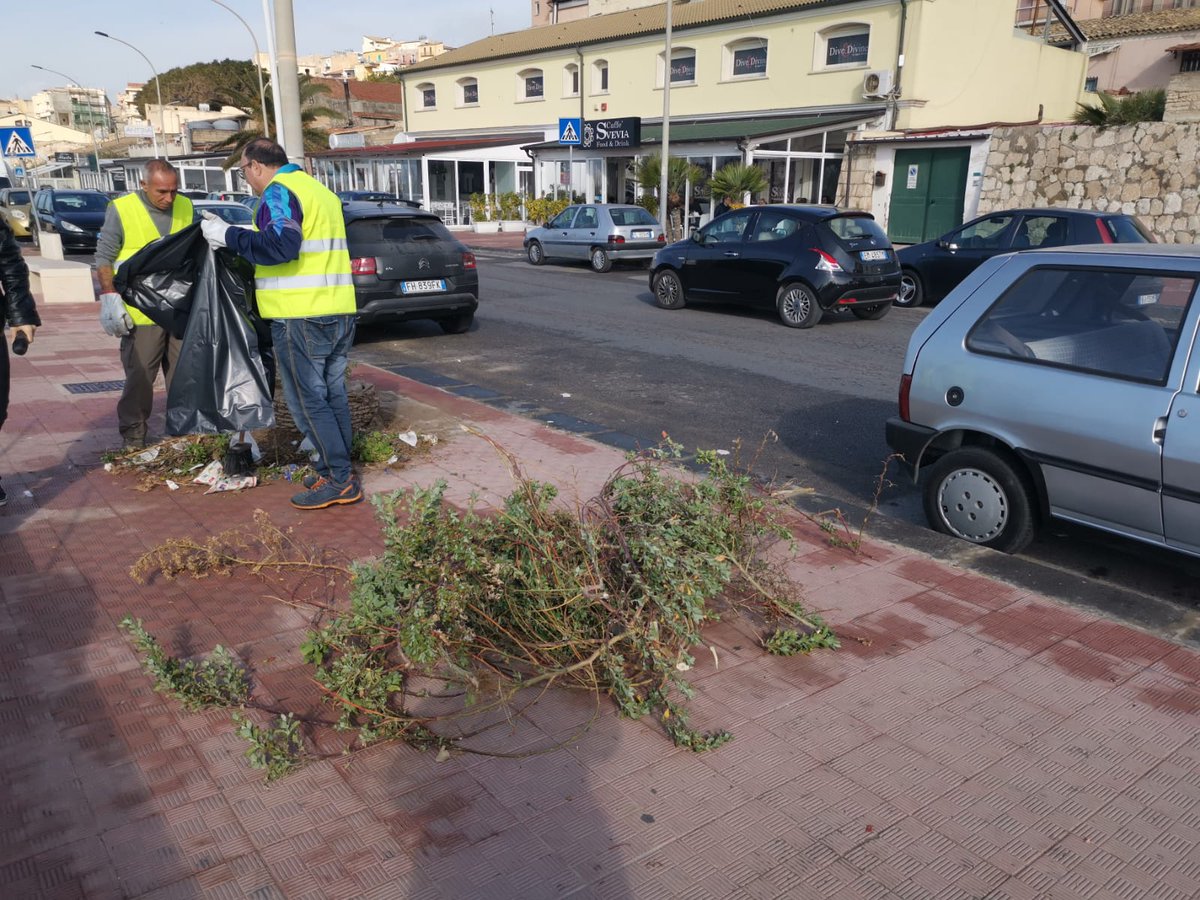 ComunediGela's tweet photo. Ventisette beneficiari dell’assegno civico sono stati impegnati in lavori socialmente utili. I cittadini sono stati suddivisi in diverse squadre e dislocati in varie zone della città per piccoli interventi di cura e manutenzione del verde pubblico. https://t.co/jw959F67oy