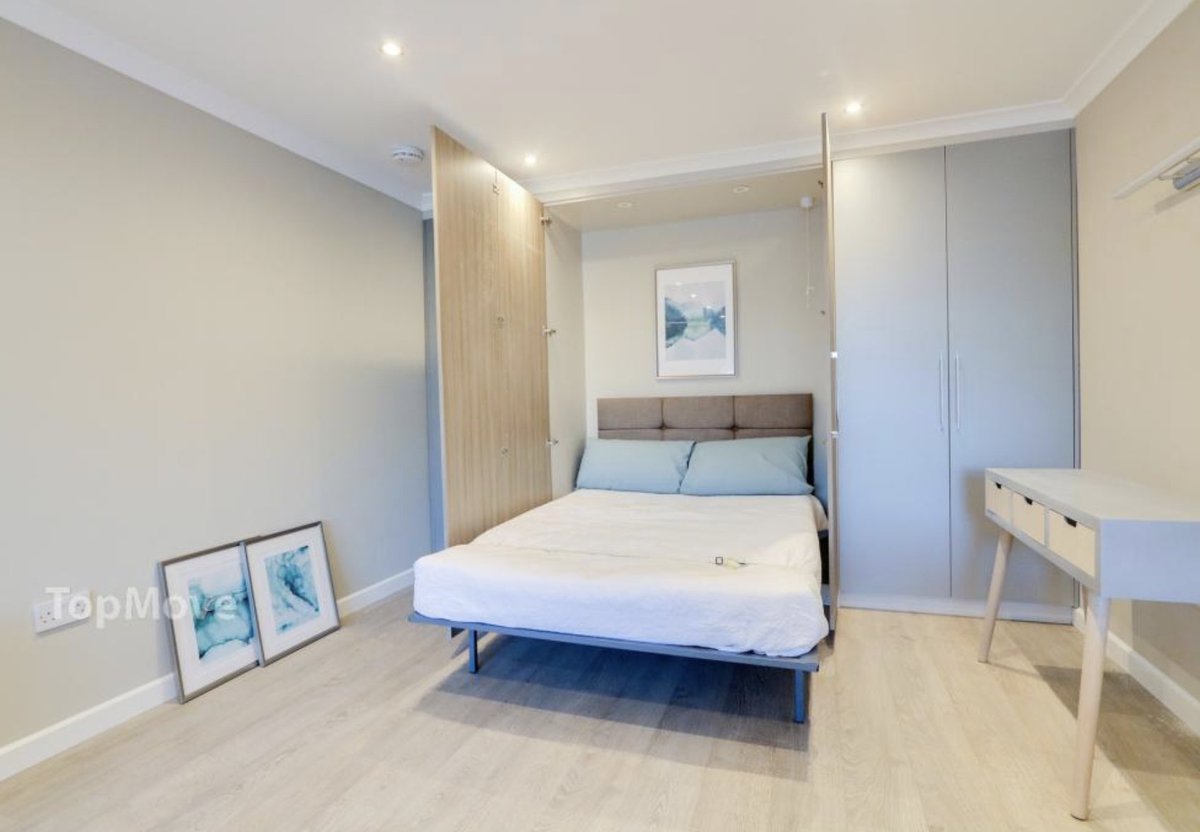 TopMoveLTD's tweet photo. Take a peek at this gorgeous pad we currently have available to let in #London. ๐ A newly refurbished 1 bedroom (studio) 1st floor apartment Selhurst Road, South Norwood, SE25. ยฃ950 pcm. Available immediately. Tweet us or call 020 8683 0012 & choose option 2. #ToLet #TopMoveLTD https://t.co/drPw9LFFxb