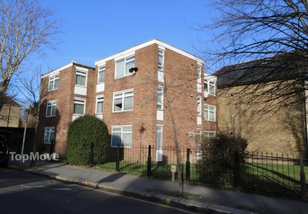 TopMoveLTD's tweet photo. Take a peek at this gorgeous pad we currently have available to let in #London. ๐ A newly refurbished 1 bedroom (studio) 1st floor apartment Selhurst Road, South Norwood, SE25. ยฃ950 pcm. Available immediately. Tweet us or call 020 8683 0012 & choose option 2. #ToLet #TopMoveLTD https://t.co/drPw9LFFxb