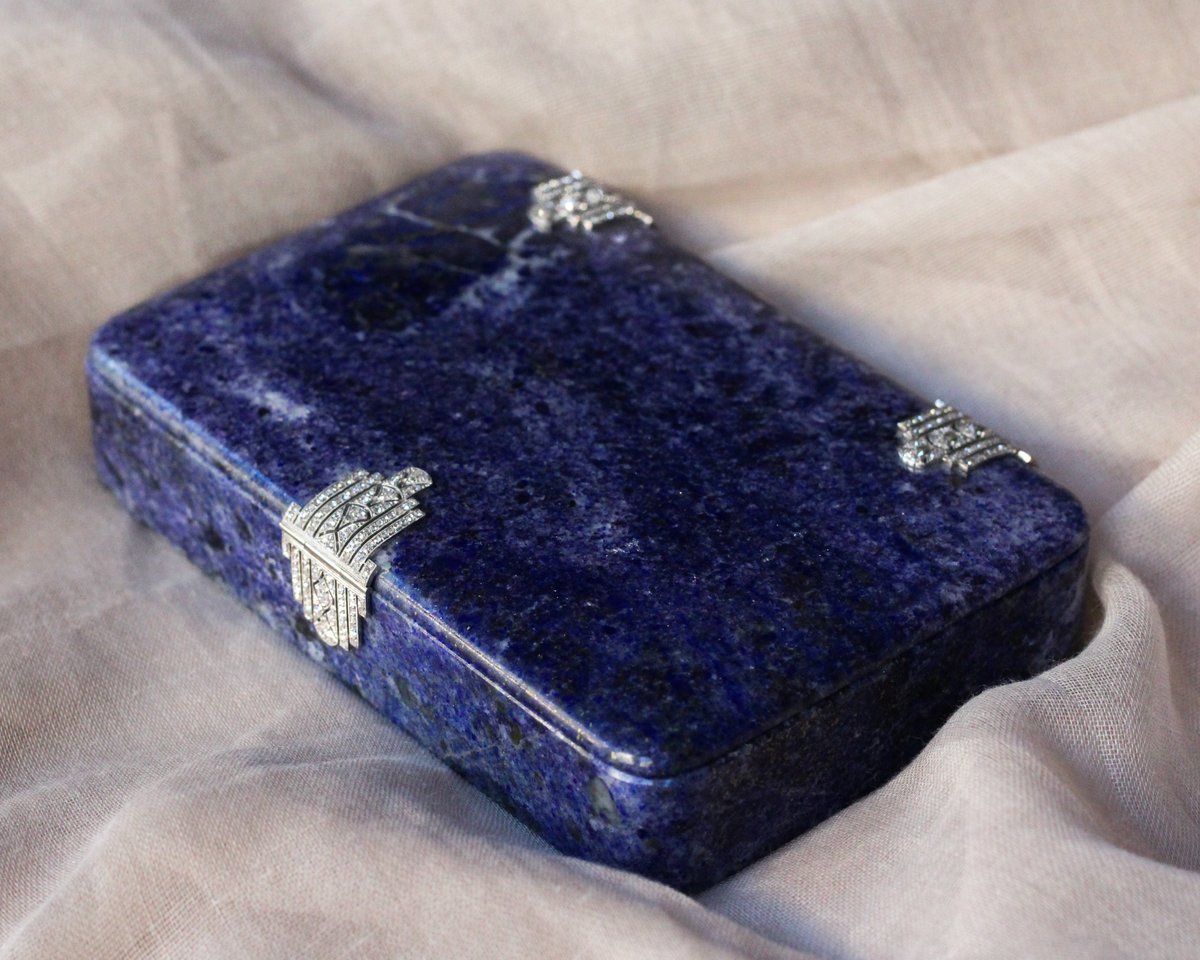 MorelleDavidson's tweet photo. A gorgeous French Art Deco lapis lazuli box. Set with a platinum and diamond clasp and hinges.

#artdeco #lapislazuli #artdecoantiques #artdecobox #antiquebox #antiquecollection #platinumanddiamond #diamondclasp #vintagejewels https://t.co/Cr0seScjgH