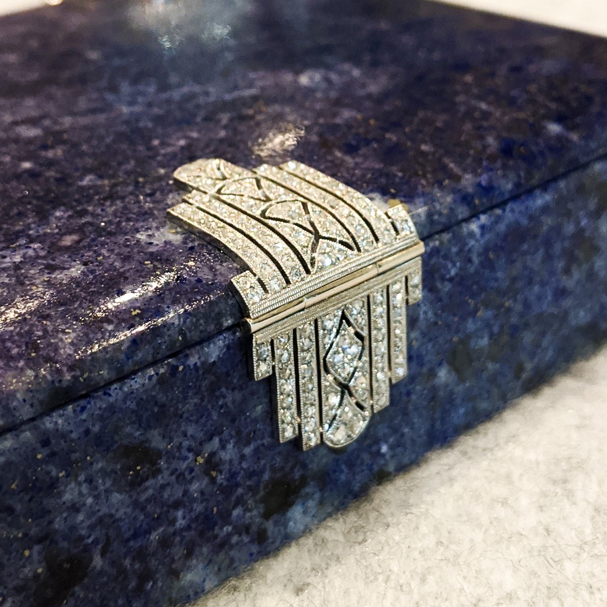 MorelleDavidson's tweet photo. A gorgeous French Art Deco lapis lazuli box. Set with a platinum and diamond clasp and hinges.

#artdeco #lapislazuli #artdecoantiques #artdecobox #antiquebox #antiquecollection #platinumanddiamond #diamondclasp #vintagejewels https://t.co/Cr0seScjgH