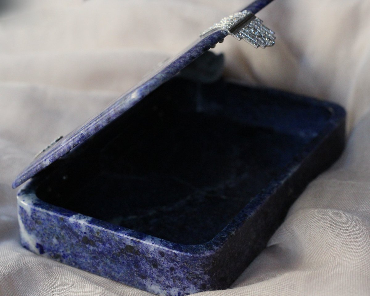 MorelleDavidson's tweet photo. A gorgeous French Art Deco lapis lazuli box. Set with a platinum and diamond clasp and hinges.

#artdeco #lapislazuli #artdecoantiques #artdecobox #antiquebox #antiquecollection #platinumanddiamond #diamondclasp #vintagejewels https://t.co/Cr0seScjgH