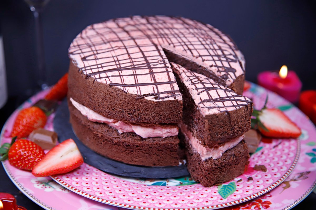 SpongeCakesLtd's tweet photo. Our brand NEW Chocolate &amp; Strawberry Sponge is inspired by chocolate covered strawberries and makes the perfect gift for the one you love this Valentine’s Day. 🍫🍓Available in gluten free as well! Read about it here - https://t.co/oGv5sZ24Dq #ChocolateandStrawberry #SpongeBlog https://t.co/LflJwGwXyv