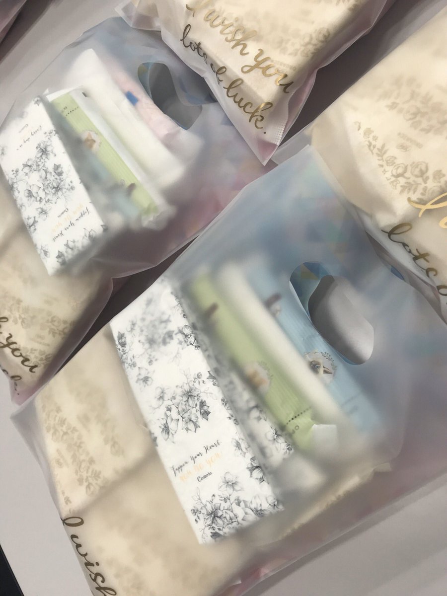 lacda7's tweet photo. 手渡し以外の配送用パック。
ポリゴンのかわいい袋発見したけど、まさかの片側半透明。

でも、いい感じで柄見せて梱包したら、結構かわいい(*^▽^*) https://t.co/TJ3DNlDpyl