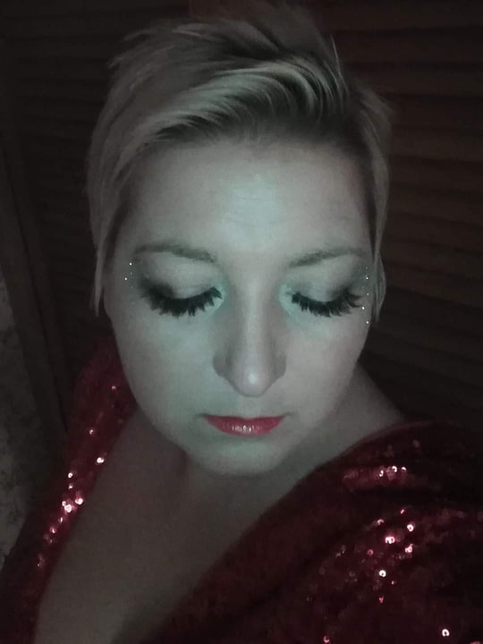 RemainSecrets's tweet photo. Sofia looking glamerous and about to sing https://t.co/hZbWo8hoG6