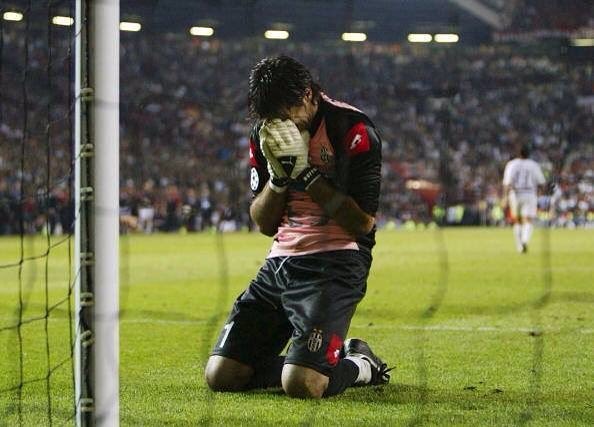 papavanbasten's tweet photo. Tanti auguri @gianluigibuffon, noi il regalo te l'abbiamo già fatto a Manchester. 🎂 https://t.co/KijA5cNf7f