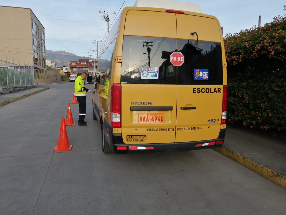 emov_ep's tweet photo. Continuamos ejecutando controles de RTV en las unidades escolares para seguridad de estudiantes y conductores. #TransporteCuenca
@MunicipioCuenca @pedropalaciosu https://t.co/Wgm6e6fowo