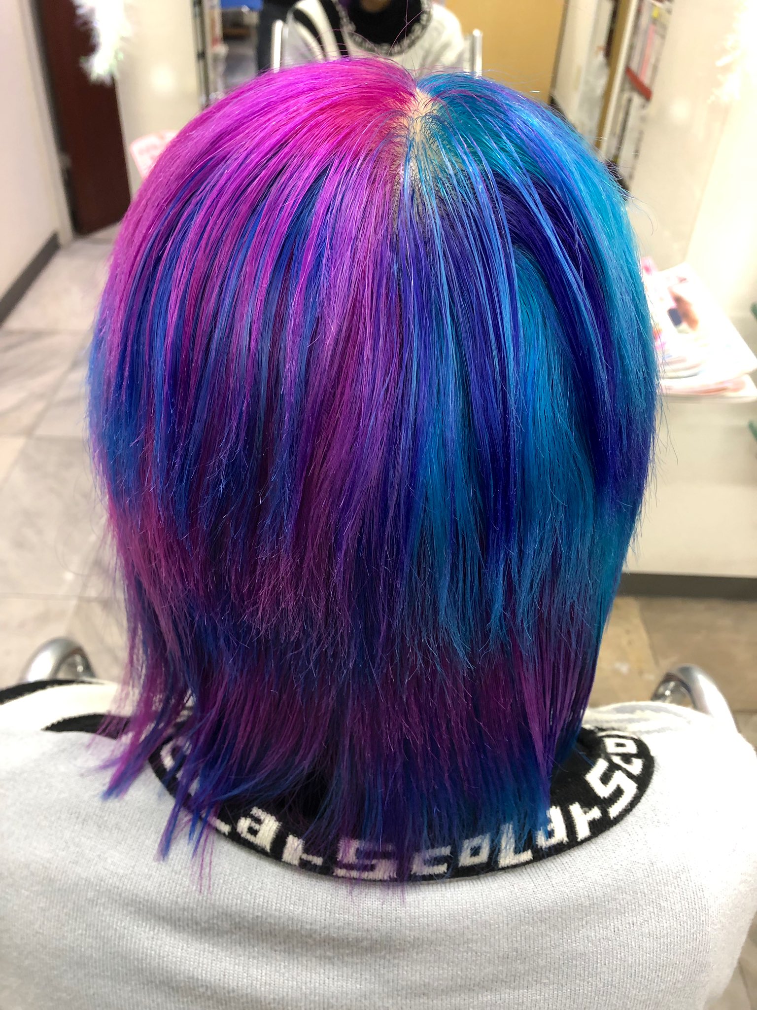 تويتر ストロベリーロックス 赤羽カラー専門店 على تويتر 本日のヘアカラー ツートンカラー の テレコ 染め 染めてるこっちも訳分からなくなりそうな デザインカラー 左右どちらかの色を全頭も可愛いよね ハイライト メッシュ 特殊カラー ホワイト
