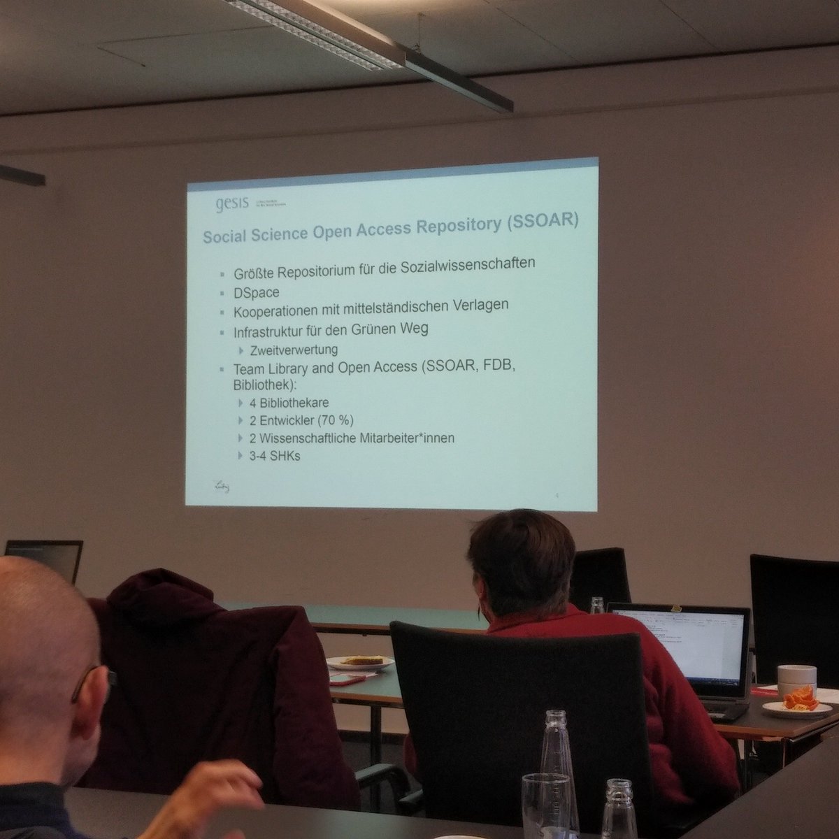 v_i_o_l_a's tweet photo. weiter geht es mit agathe gebert zum repository SSOAR der @gesis_org (https://t.co/dW8otYdpcO) und der bedeutung von #repositories als #openaccess-#infrastruktur mit zahlreichen mehrwertdiensten. #enableoa https://t.co/OBh2nSpdQj
