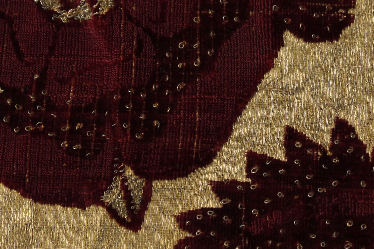 Lit up like fireflies! Take a closer look at this 14th century Italian velvet and you will see gilt metal weft loops raised at intervals, a technique called Allucciolato (lit up like fireflies). 
#TextileConservation #TextileTuesday #Weaving