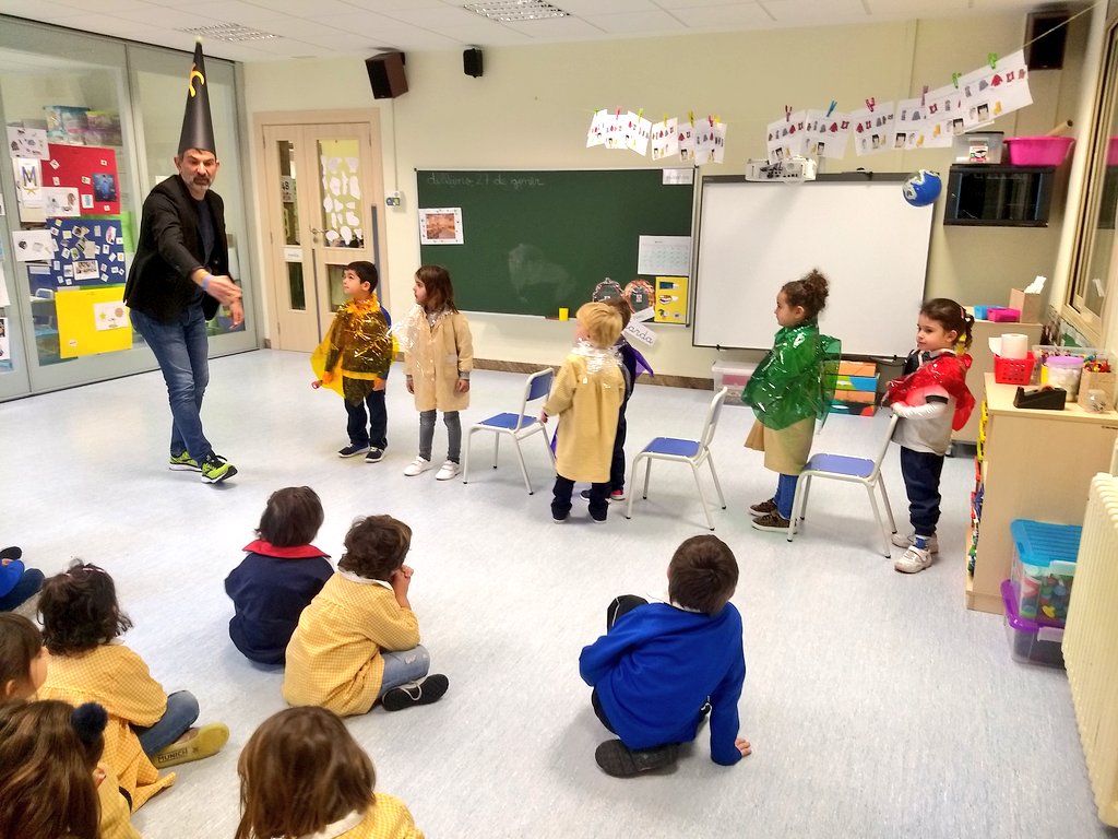 LestonnacTgn's tweet photo. El @jorditoda ens explica com és el nostre sistema solar i hem après moltes coses noves sobre els planetes! 🌑💫 #eilestonnactgn #lestonnactgn https://t.co/jYlg7uFSL6