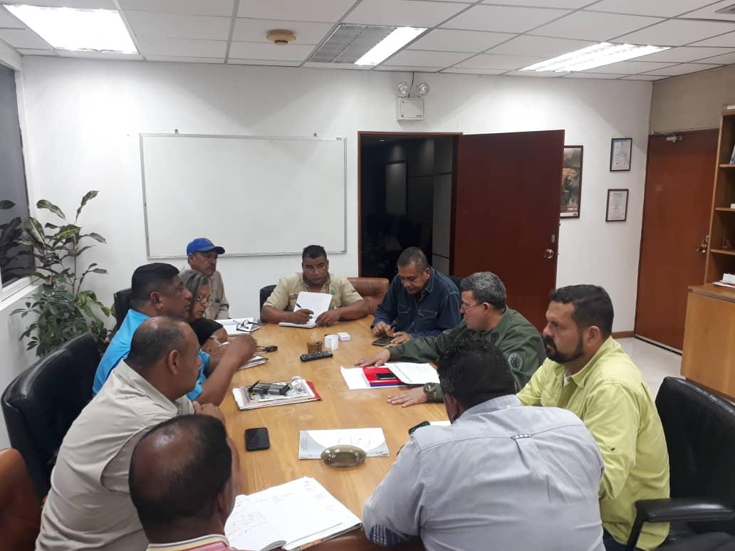 MpppstBol's tweet photo. Cumpliendo lineamientos de nuestro Presidente @NicolasMaduro y ministro de @MPPPSTVe @EduardoPinateS Director de @MpppstBol Alfredo Spooner, con el M/G Méndez Graterol este lunes 27/01 en Reunión del Estado mayor de los #CPTT del Estado Bolivar @amarcanopsuv @peralespsuv https://t.co/3yLxEDiGB8