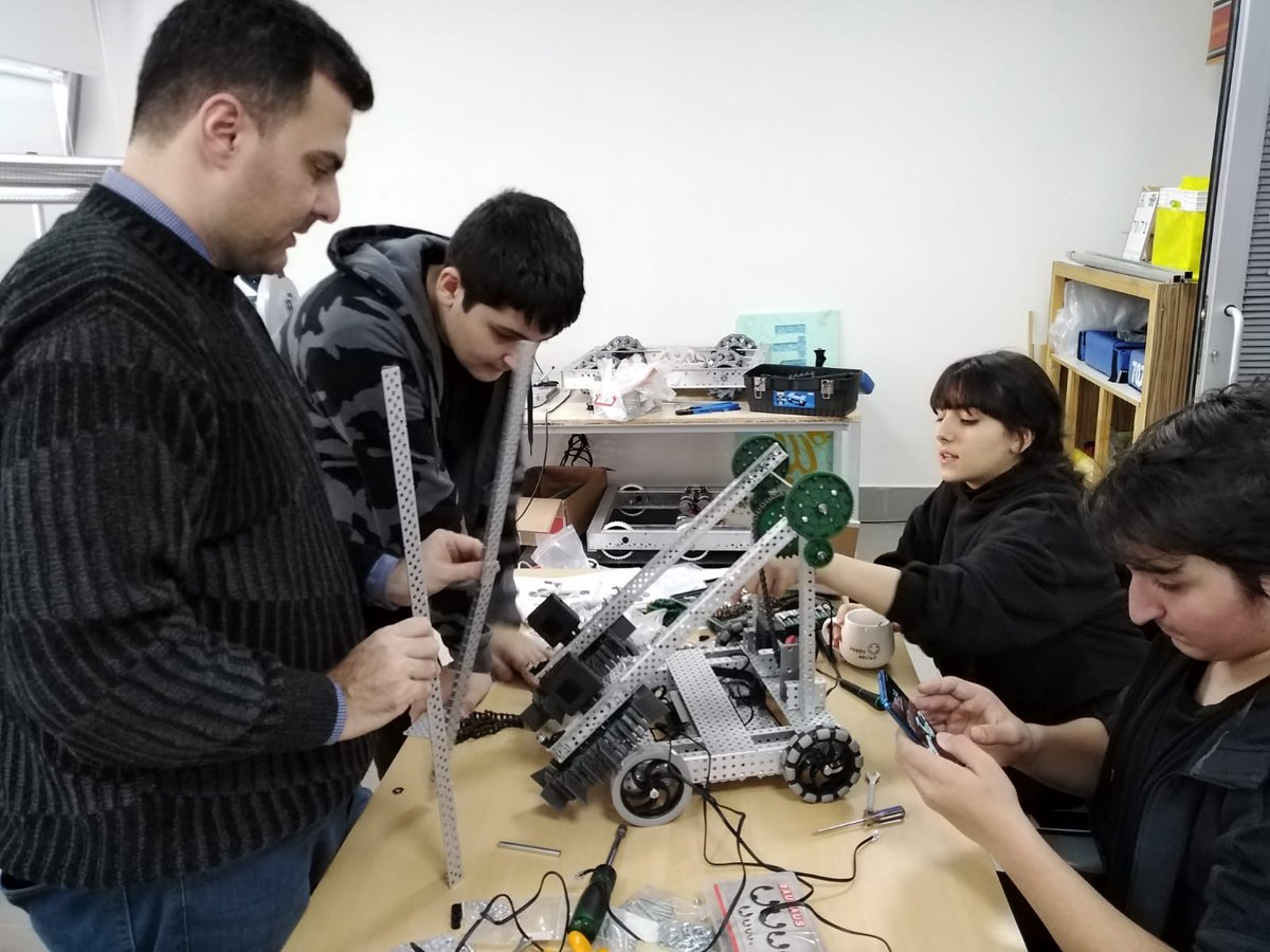 itugvo's tweet photo. Ekrem Elginkan Lisesi @ITURobee Takımımız #VexRobotics Turnuvası için geri sayıma başladı! Dönem başından bu yana çalışan ve sömestir tatilinde de hazırlıklarına devam eden takımımız, şubat ayındaki yarışma öncesi son testlerini yapıyor🤖 Başarılar #ITURobee 🐝
#itugvo #ITU1773 https://t.co/iYhrcJlLBD