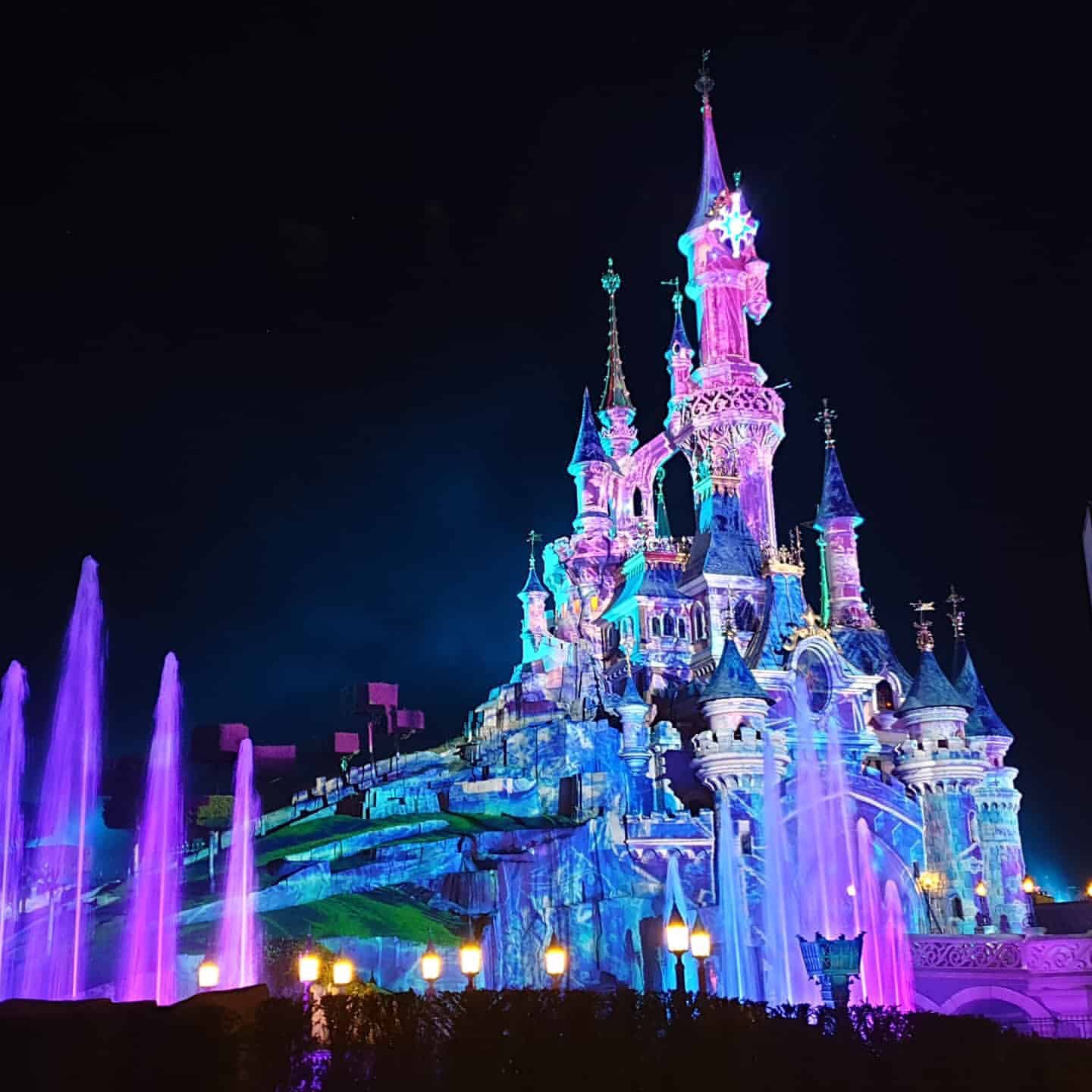 Jk Disney 研究会 Scoolgirls Disney Laboratory Disney Illuminations Paris Disney プロジェクションマッピング 噴水 花火が織りなすナイトショー 豪華ディズニーキャラクターが登場します 動画は下の投稿に This Is Night Show Of