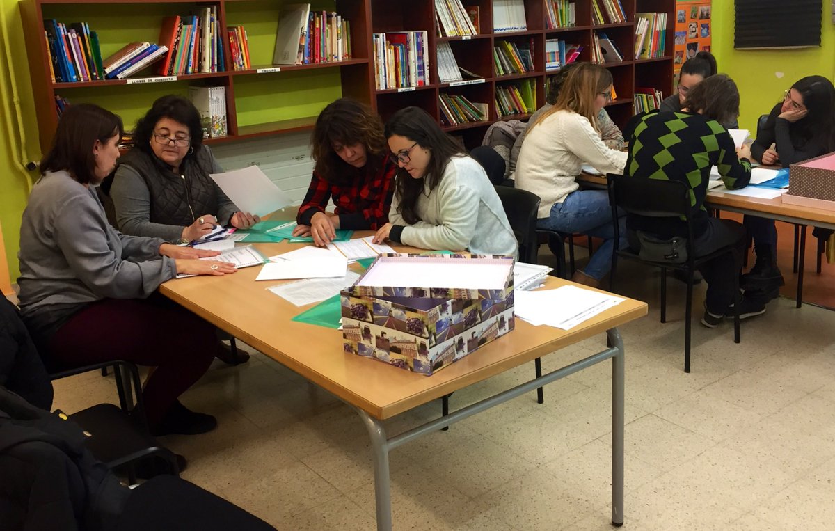 EscolaCatalonia's tweet photo. L’Escola “Els Porxos” ens visita per conèixer de primera mà les capses d’aprenentatge. #aprenentatgeentreiguals #transformacióeducativa #xxc19 https://t.co/setX0YJMVi