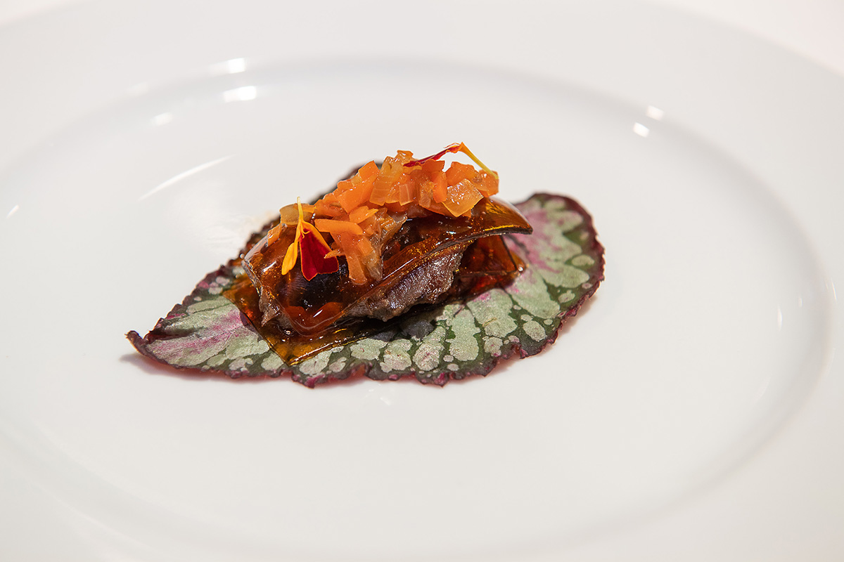 Milhojas de atún con gelatina de su escabeche.

Segundo premio en el I Concurso Nacional de Escabeches #RaizCulinaria de <a href="/madridfusion/">madrid fusion</a> 

Ven a probarlo.