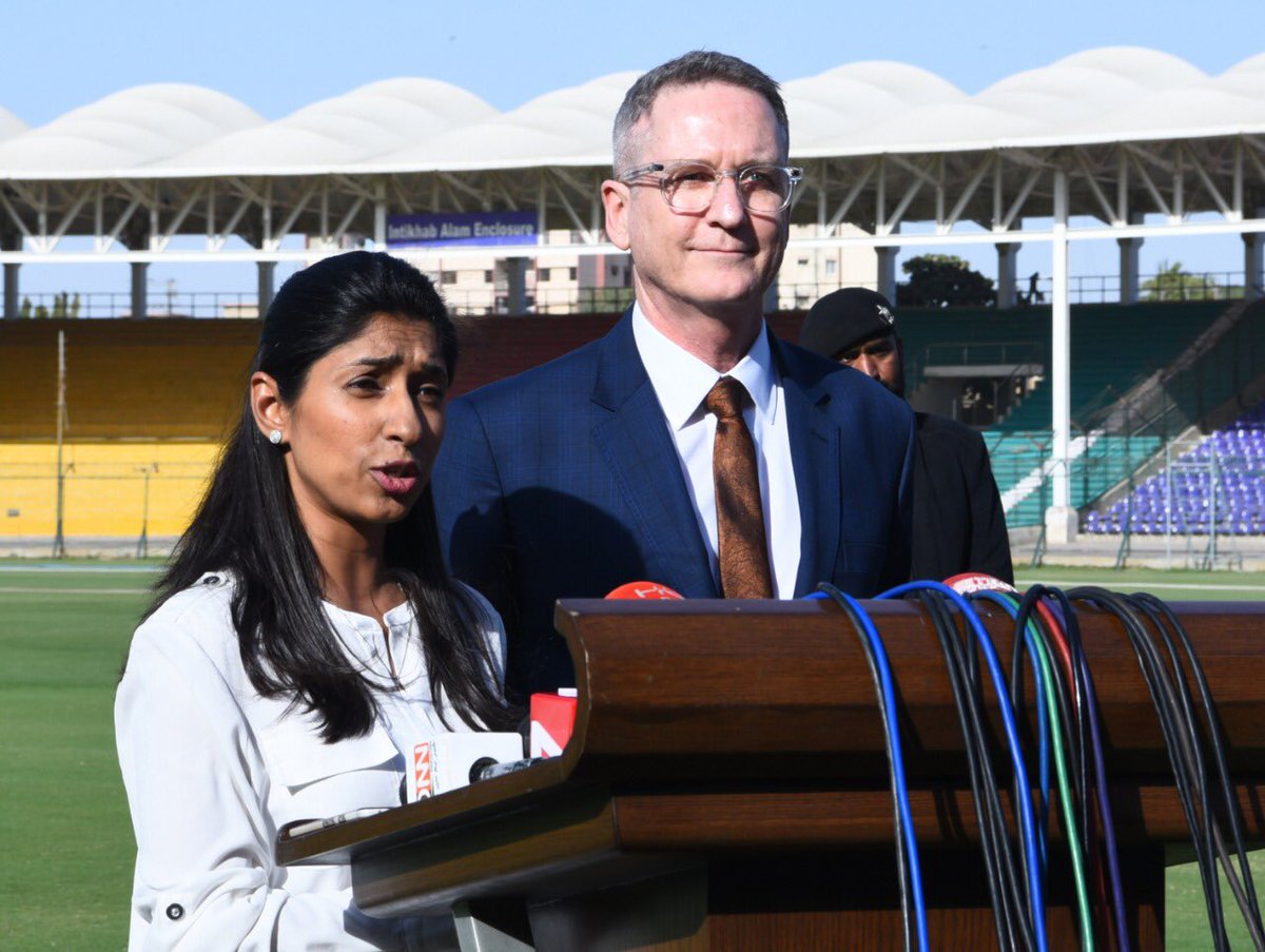 AusHCPak's tweet photo. Delighted to meet 🇵🇰 Women’s Team as they head off for #T20WorldCup in 🇦🇺 . The players will receive a very warm Aussie welcome. It’ll be a big year for women’s cricket, as 🇦🇺 aims to close the gender prize money gap &amp; set a record of attendance at a women’s fixture #FILLTHEMCG https://t.co/r3gwNlygqM
