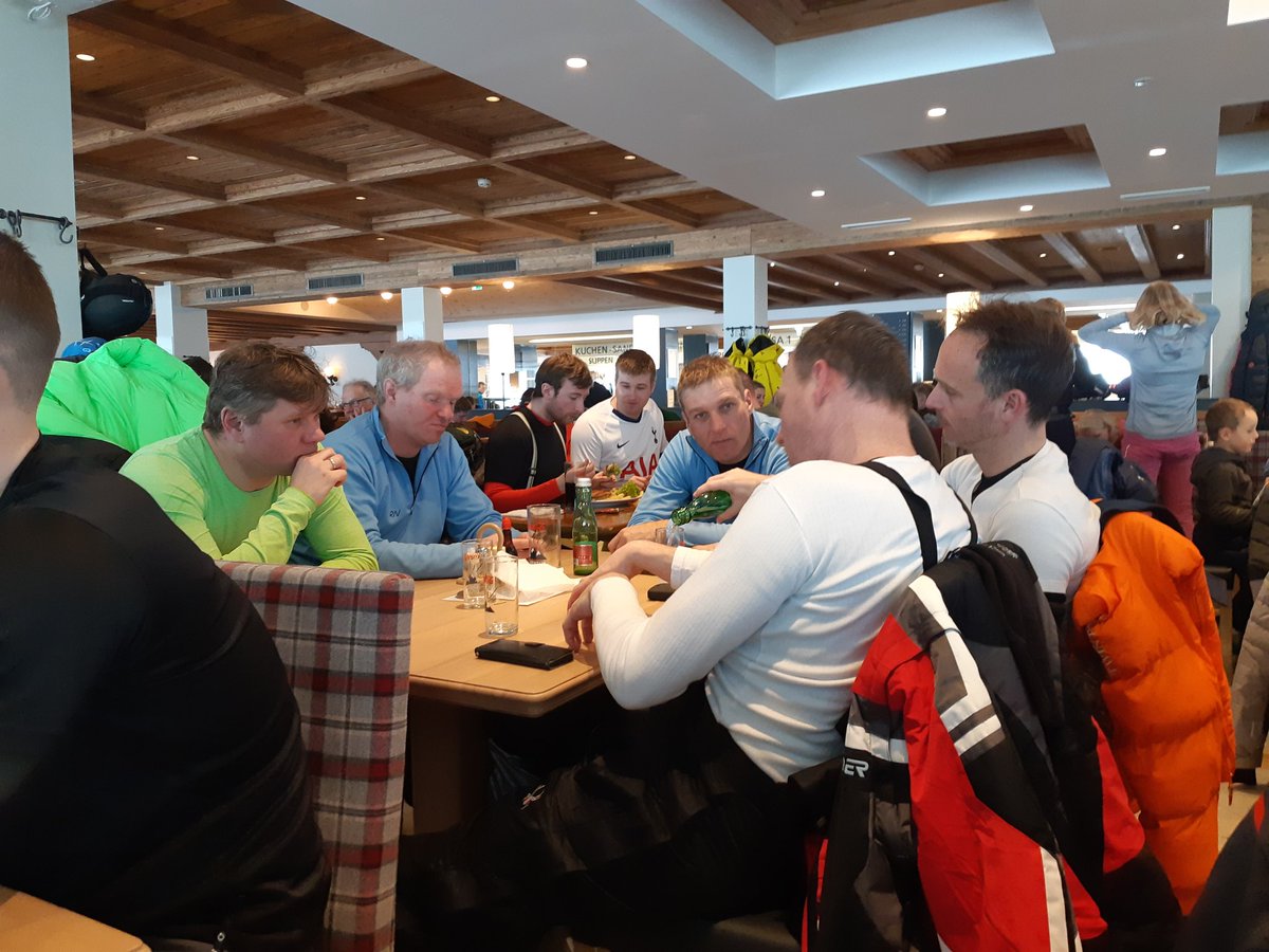 Bassie aan de lunch in Winters #Ischgl. Storm en sneeuw vandaag