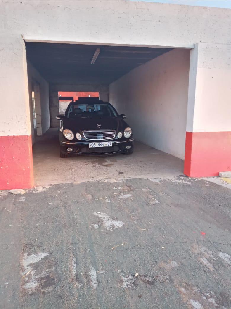 Mickzo's tweet image. BOLO : BLACK MERC E55AMG Stolen in Randburg : 906NHN GP 😩

@stolencarRSA | @crimeairnetwork | @SAPoliceService