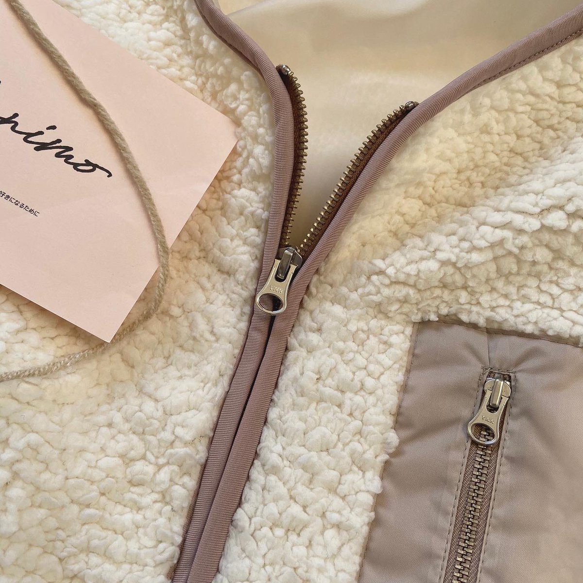 🥀シープロングコート🥀

ミドル丈でお尻がすっぽり隠れるボアコートが仲間入り♪

細身のパンツで大人っぽく合わせても、ロングスカートで可愛くも着れるアイテムです✨

📌4180yen