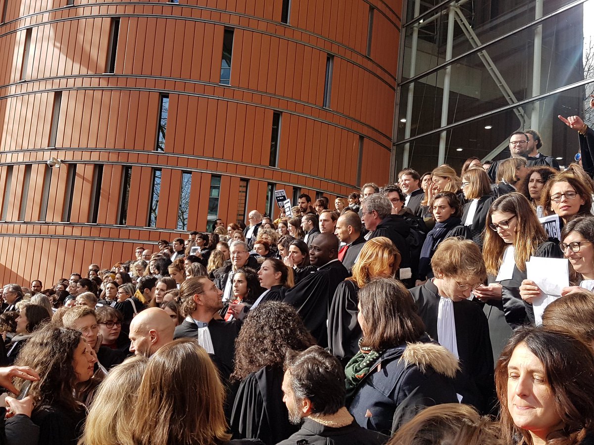 BarreauToulouse's tweet photo. #reformedesretraites 

Les avocats et les élèves avocats du barreau de Toulouse sont mobilisés contre le projet de réforme des retraites. @CNBarreaux 
@feral_schuhl @ManuelFuret @CNBFrance 
#touchepasàmaretraite #greve28janvier #AvocatsEnColere https://t.co/zHtd3HMJgJ