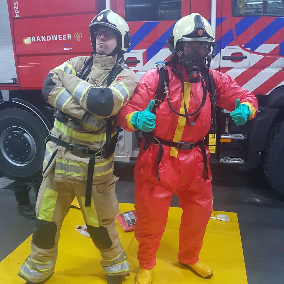 BrandweerDoorn's tweet photo. Maandagavond is oefenavond en een deel van de club mocht weer aan de gevaarlijke stoffen. Dit team had alles onder controle😉. #ibgs #brandweer #oefening #doorn #leukehobby https://t.co/68SaOs3ngn