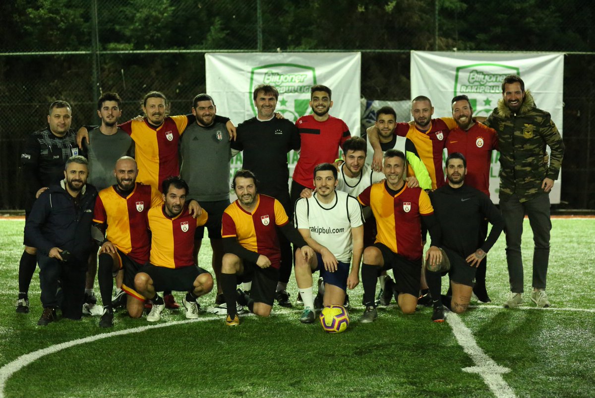 Rakipbulcom's tweet photo. Bilyoner Rakipbul Ligi'nin organize ettiği gösteri maçında karşılaşan Galatasaray Veteran ve #lapstv takımları gözlerin pasını sildi. #enginbaytar #mertkorkmaz #ismailbaki #boraedin #suatusta ve daha birçok yıldız ismin sahne aldığı karşılaşmada  dostluk kazandı. @GalatasaraySK https://t.co/tkLdw7jzPj