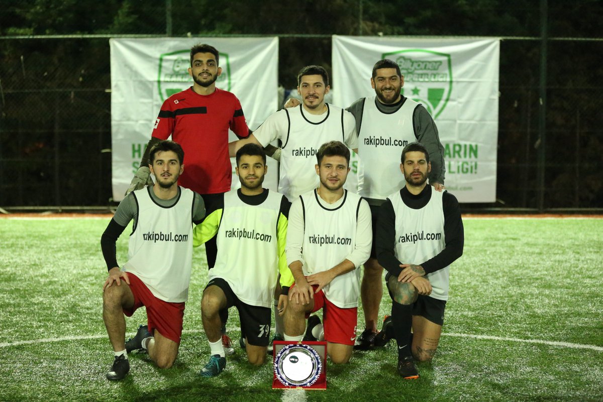 Rakipbulcom's tweet photo. Bilyoner Rakipbul Ligi'nin organize ettiği gösteri maçında karşılaşan Galatasaray Veteran ve #lapstv takımları gözlerin pasını sildi. #enginbaytar #mertkorkmaz #ismailbaki #boraedin #suatusta ve daha birçok yıldız ismin sahne aldığı karşılaşmada  dostluk kazandı. @GalatasaraySK https://t.co/tkLdw7jzPj