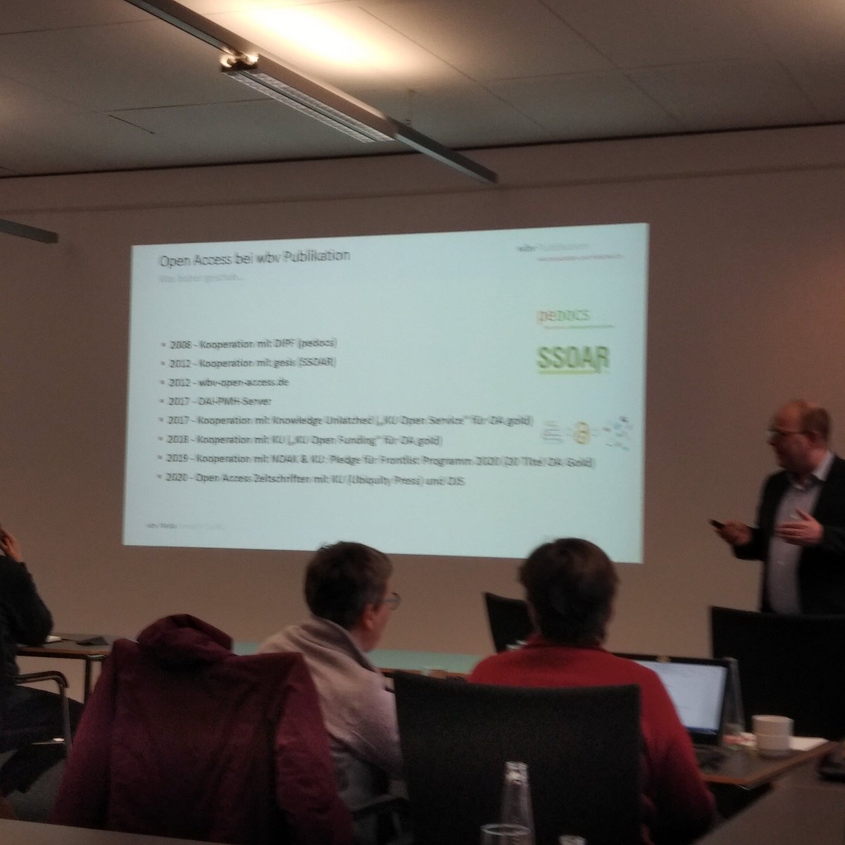 v_i_o_l_a's tweet photo. der verlag ist seit 2008 im bereich #openaccess unterwegs mit verschiedenen kooperationen und aktivitäten. das hauptanliegen von @Joachim_Hoeper: das engagement für autor:innen in ihren #disziplinen. #enableoa https://t.co/HidJbRd4OK