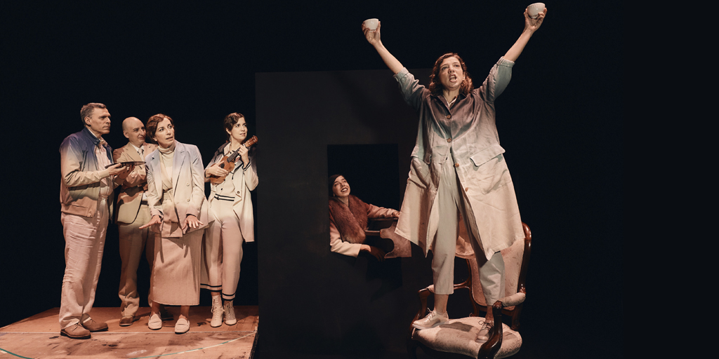 #MaríaFolguera es autora y directora de esta pieza que completa el ciclo #SenderoFortún y que estará en el #TeatroValleInclán del 18 de febrero al 8 de marzo. Junto a Montse Diez, <a href="/juliadecastro__/">Julia de Castro</a>, Irene Martín Guillén, <a href="/anamayoactriz/">ana mayo</a>, Luis Moreno y <a href="/Acebron_/">Javier Pérez-Acebrón</a> en el reparto.