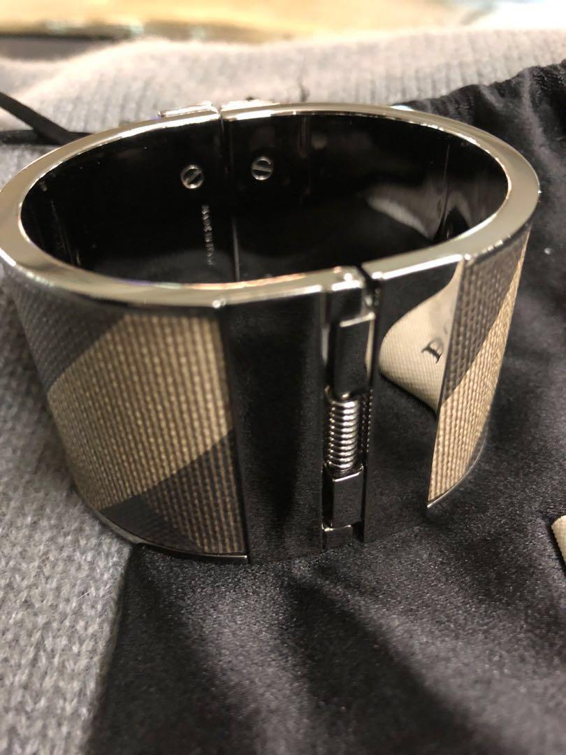 RetroWM's tweet image. As good as gold. Burberry Wide Cuff Bracelet just got in! 🥰• £60

This and more new items are available @RetroWM, 20 Pembridge Road, W11 3HL.

Visit our online shop at mgeshops.com

#burberry #bracelet #design #jewelrydesign #newin #burberryjewellery #bargainhunter