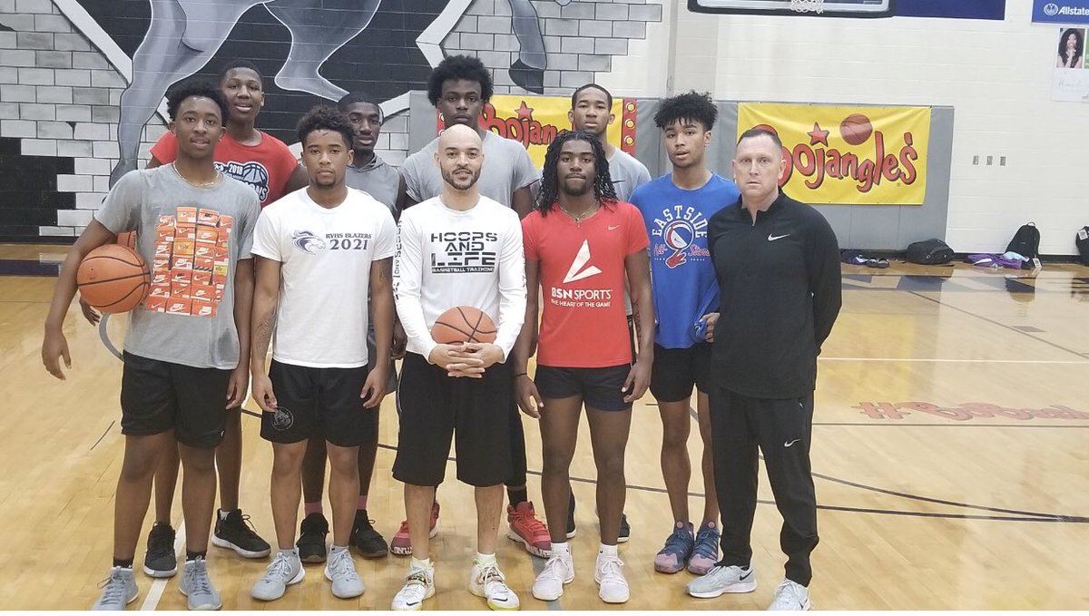 BrownMarseilles's tweet photo. Had a great time working with @RidgeViewHoops varsity boys team the other day. They run their program on a college level. I see why they’ve won 2 consecutive state championships. Thanks @YerrickStoneman 💪🏼. Tag each other fellas. #hoopsandlife #ridgeviewbasketball https://t.co/q3dXcshSb0
