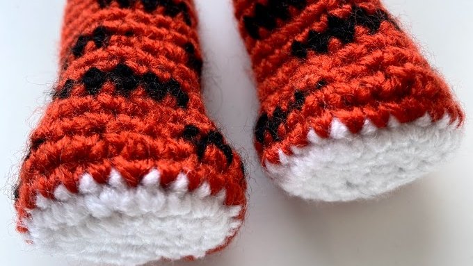 AMaisieCreation's tweet photo. Desperately wishing for a #SnowDay so I can stay in and crochet!!! 🪀🥰 #amigurumi #snowing #tigerfeet #crochet https://t.co/jfoRaU7GOR