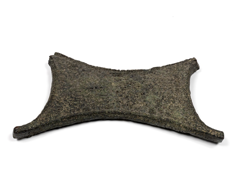 MuseiRealiTo's tweet photo. Oggi vogliamo incuriosirvi: qualcuno di voi sa dirci che cos'è questo oggetto? 🤔 Per aiutarvi, possiamo svelare che proviene dal @MuseoArcheoCa e che è collegato alla prossima importante mostra dei #museirealitorino, interamente dedicata a Cipro. (Foto Pietro Paolo Pinna) https://t.co/nQYYCyN8D6