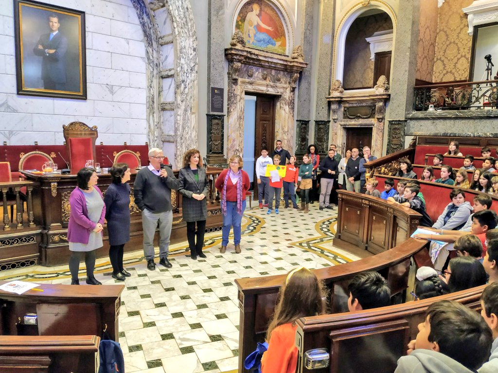 isa_barrajon's tweet photo. 🙋🏾‍♀️Hui hem celebrat el 'Ple dels Xiquets i les Xiquetes'
amb #CEIPMaxAub i #CEIPVivers a l' @AjuntamentVLC presidit per @MaiteIbanez i amb la visita @joanribo.

👩🏾👧🏽🧑🏼 Reivindiquen els drets de la infància i justícia social en tot el 🌏 #Interactuem amb @fundaciopaupv‼️ https://t.co/LwtINufL13