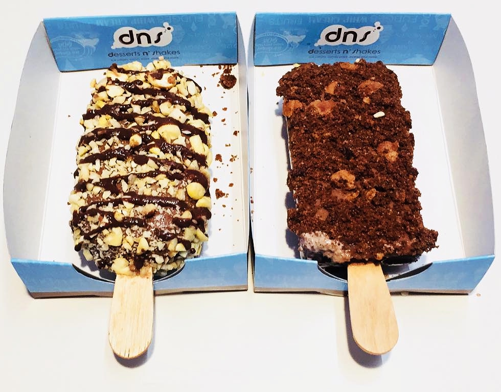 mananjain_'s tweet photo. #Ahmedabad 
In frame📸: (R) Chocostick &amp; Fudgy Brownie Bar (L) 
Both the bars have a rich chocolate base ice cream with nuts for the crunch element.
Place :- DNS vijay cross road
Taste :- 5/5⭐
#eatgoodfeelgood #ahmedabadblogger #hungrito  #foodstagram #chocolatebar #foodiholic https://t.co/HljK0U0X3n