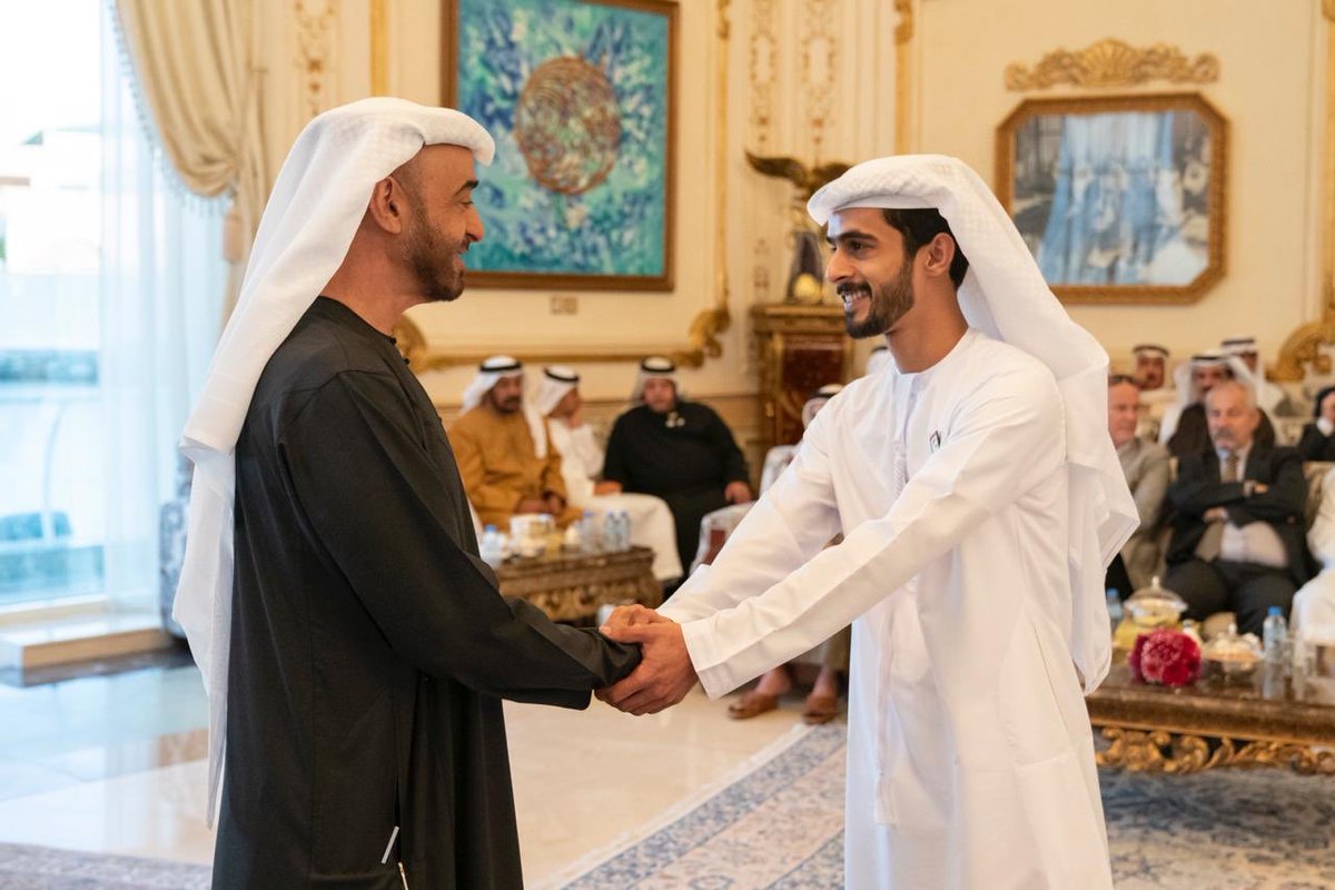 alibinkamal's tweet photo. تشرفت بمصافحة ابوي وتاج راسي وقدوتي وسيدي الشيخ محمد بن زايد الله يحفظه ويطول في عمره
 هاذي كانت أمنية حياتي ان أصافح ابوي محمد بن زايد اللهم لك الحمد والشكر ❤️ https://t.co/O9jsf9CEsw