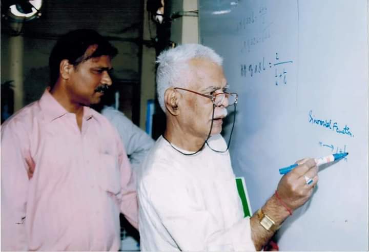 Navneet11100137's tweet photo. Heartiest Congratulations to Hc Verma Sir and great Mathematician #PrideOfBihar Late #VasisthNarayanSingh for #PadamShri Award..🙏 🎊
#ConceptOfPhysics -by Hc Verma Sir Created lakhs of students IITan.
Thanks for justice to @narendramodi @AmitShah @JPNadda @sanjayjaiswalMP https://t.co/y0tEDlPf9r