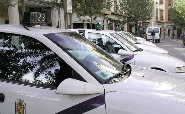 AytoJaen's tweet photo. Estamos estudiando la petición de los taxistas de permitirles el acceso a Roldán y Marín para agilizar así su paso hacia la zona Sur 🚕 Una fórmula similar a la usada en el entorno de la Catedral y que valoraremos en nuestro afán de conciliar peatonalización y movilidad en #Jaén https://t.co/HR5l4OaZxa