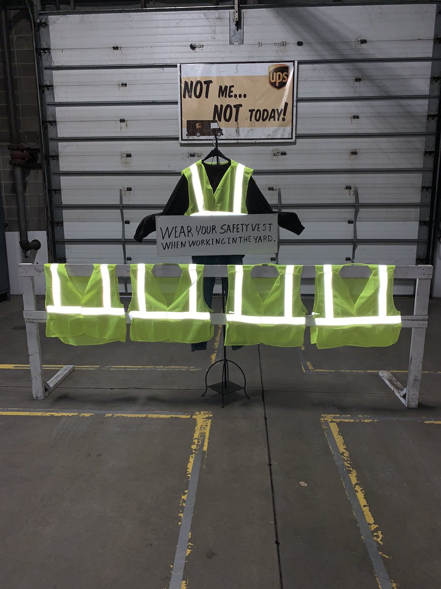 Upsrobertruns's tweet photo. @PackageUps @OhioValUPSers @RayHatton Always wear your safety vest anytime you are in the yard! Gest Street building! Cincinnati division! #lifesafely https://t.co/yHXLU6FkAY