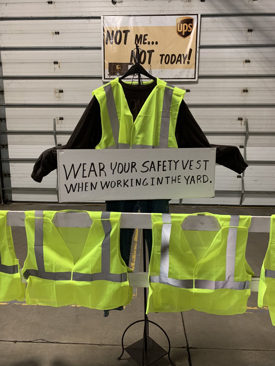 Upsrobertruns's tweet photo. @PackageUps @OhioValUPSers @RayHatton Always wear your safety vest anytime you are in the yard! Gest Street building! Cincinnati division! #lifesafely https://t.co/yHXLU6FkAY