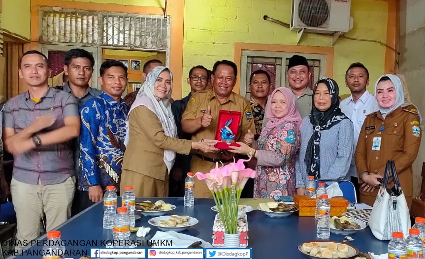 DisdagkopP's tweet photo. Hari ini bertempat di Dinas Perdagangan Koperasi dan UMKM Kab. Pangandaran , kepala Dinas beserta jajaran menerima kunjungan kerja dari Komisi III DPRD Kab. Garut di Dinas Koperasi dan UMKM kab. Pangandaran, dalam rangka pengembangan koperasi dan UMKM di kabupaten Garut. https://t.co/YWIpCM40jN