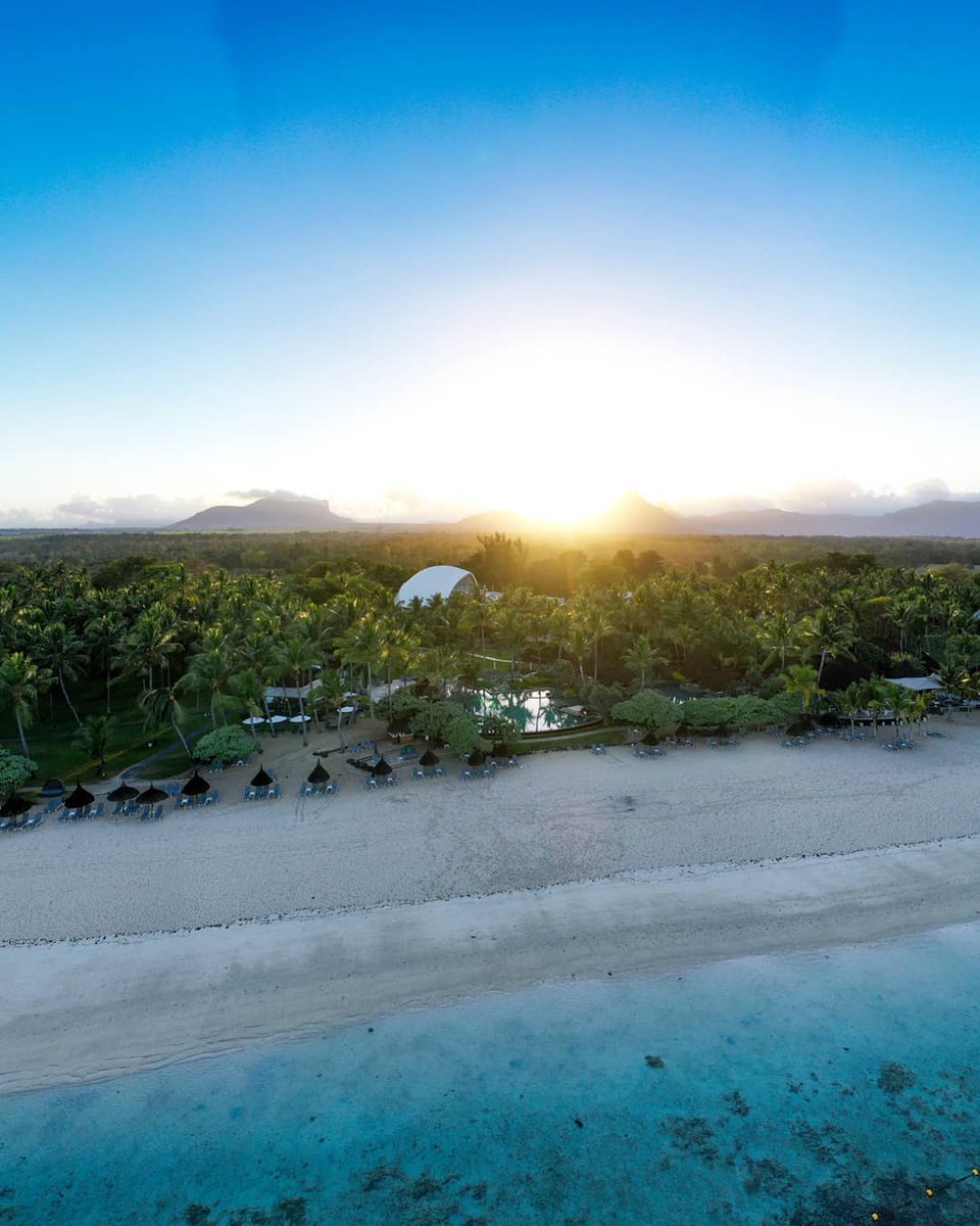 Pour bien commencer la journée, il n’y a rien de mieux que de regarder le soleil se lever sur la perle de l’Océan Indien ☀
📸 lapiroguemauritius