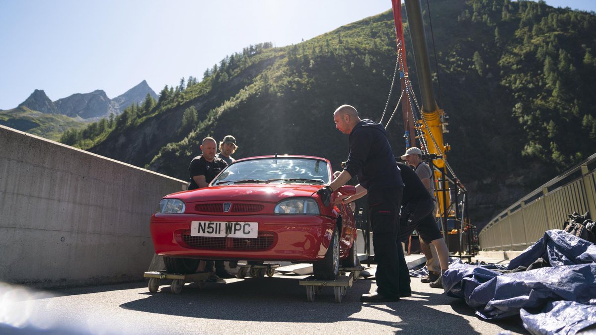BBC_TopGear's tweet photo. Ten things you need to know about TG's car bungee stunt. Producer Dave Morgan has some incredible stats about Freddie's big Metro bungee → https://t.co/Z6IfI6ngct https://t.co/35bQr0q4h7