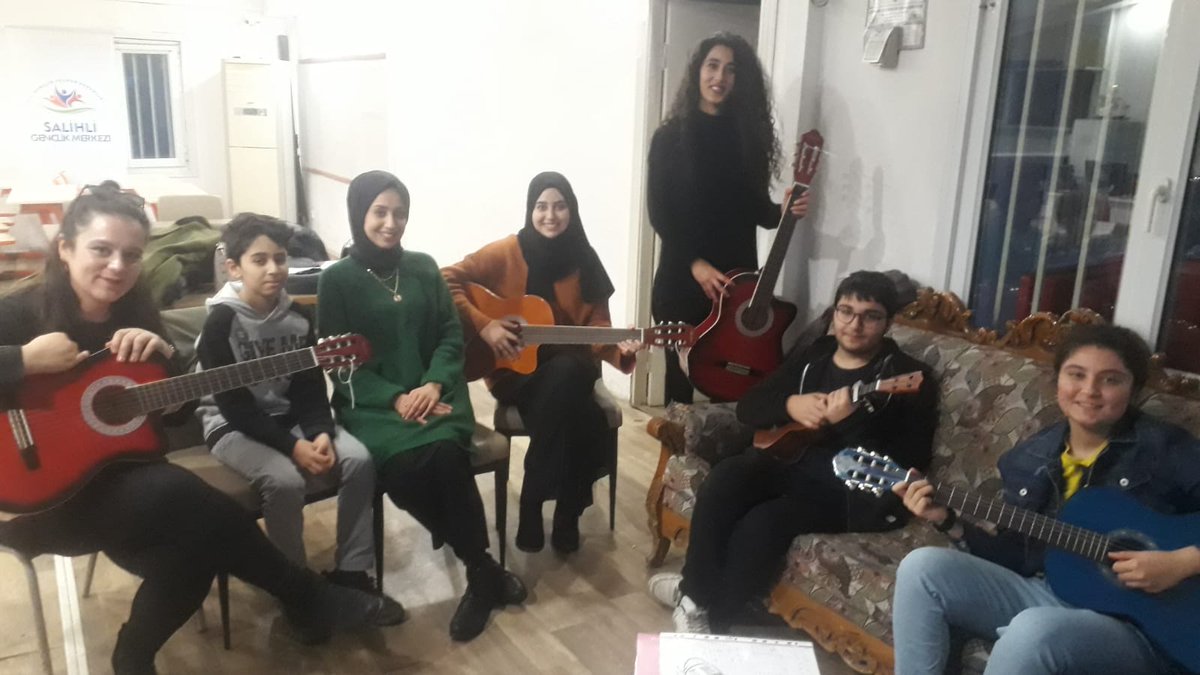 aItdoftun's tweet photo. #GSBSalihliGençlikMerkezi
Müzik ruhun gıdasıdır diyerek gençlik merkezimizde gitar öğrenmeye öğrenirken eğlenmeye devam ediyoruz💃🏼
#GüzelSanatlarAtölyesi
#GitarEgitimi
#GSBGM https://t.co/HXttFXO1fg