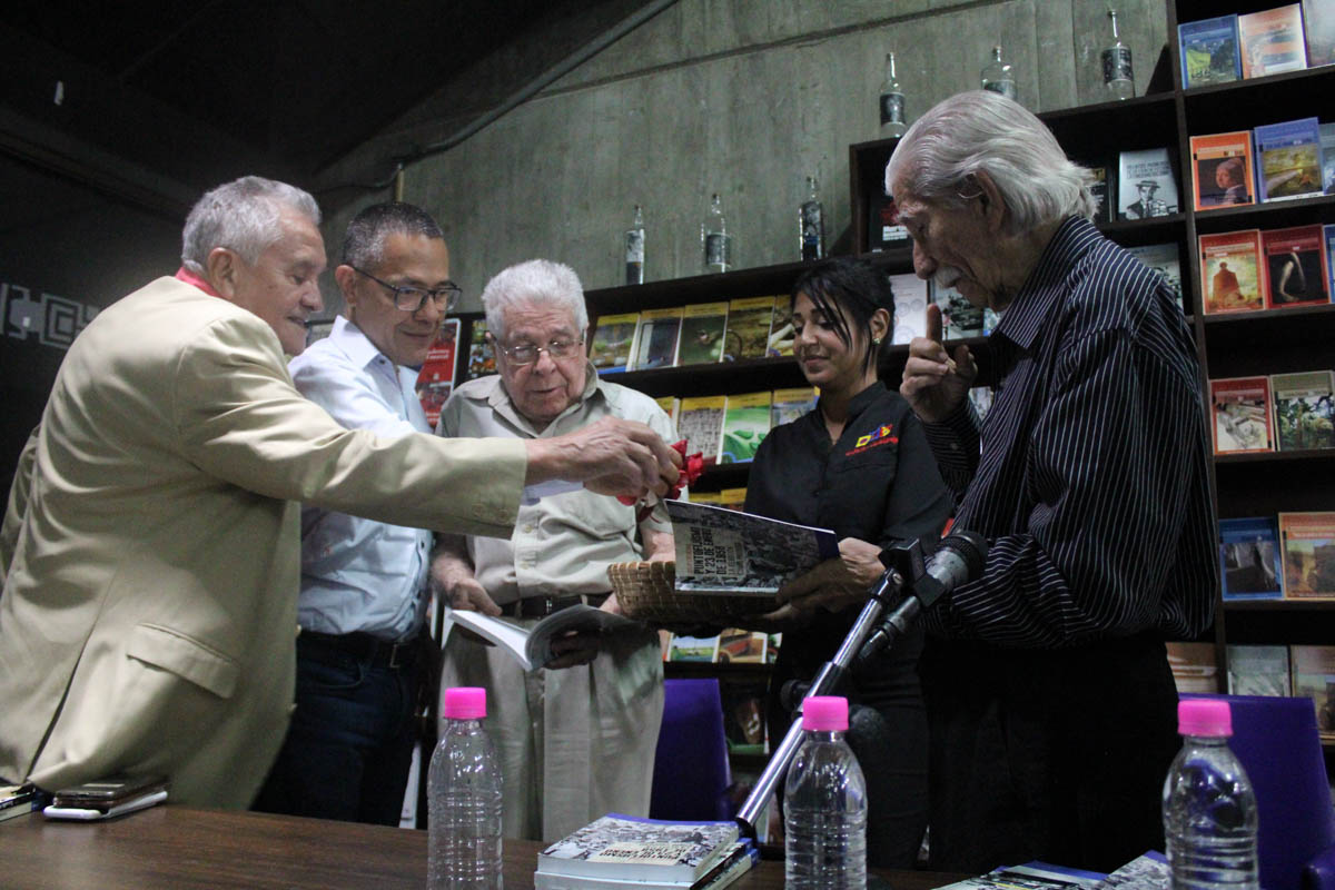 MPPC_FDVC's tweet image. Vía @minculturave ║ Min.  @VillegasPoljak presentó los libros "Puntofijismo y 23 Enero de 1958, la rebelión como proceso" y "La calle 9"
👉ow.ly/JuxM50y7fGc 

#SomosCultura
#28Ene 
#IndependenciaYPaz