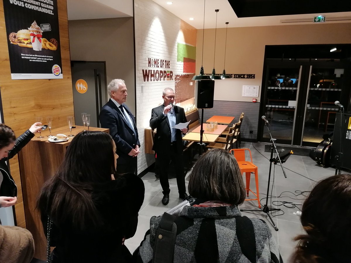 DeborathBlondel's tweet photo. Pôle emploi #dreux @poleemploi_RCVL présent à l inauguration pour l ouverture de #burgerkingdreux. L'ouverture prévue demain s'annonce très bien avec une équipe dynamique sortant en partie des POE. https://t.co/GGOvacr9g9