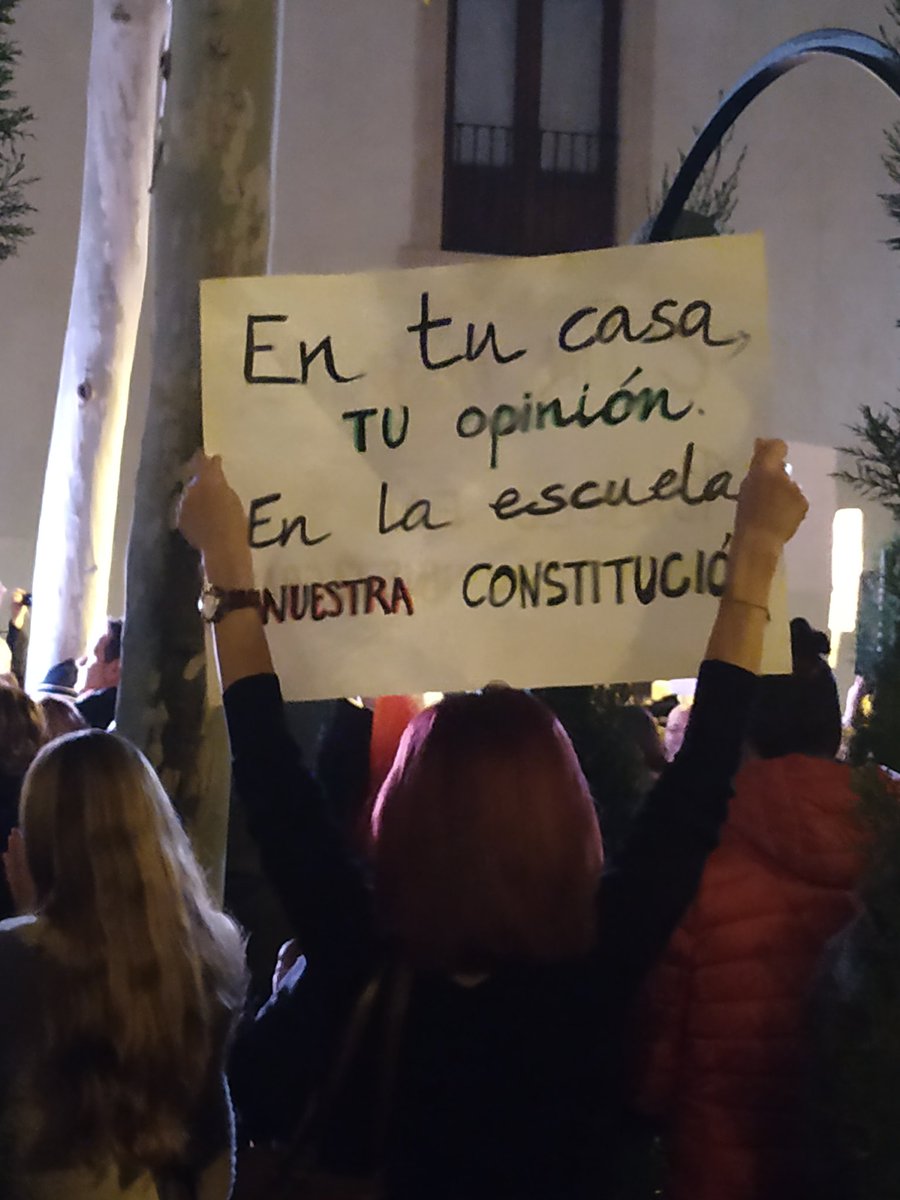 Concentración contra el veto parental en San Esteban.

#NoAlPinParental #VetoParental