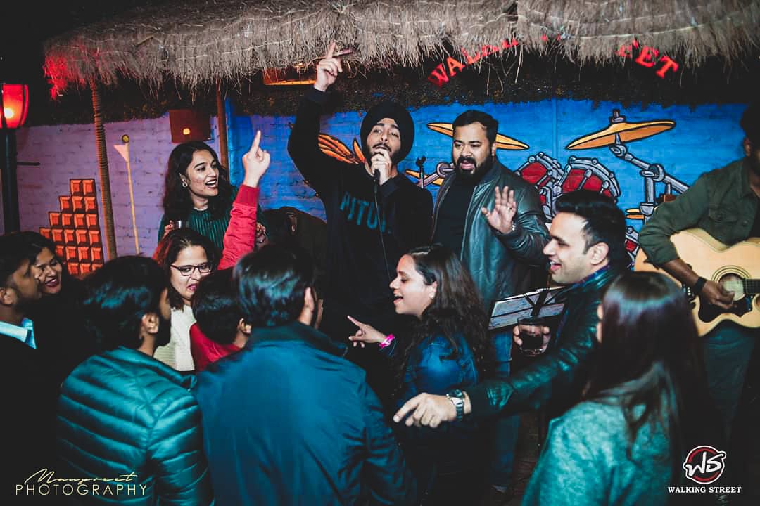 djoharmusic's tweet photo. You all are making me.
You are the secret to my Energy 🧡
Keep Spreading Love
Keep Spreading Kindness
#spreadlovenothate #spreadlove
#indiansingers #JoharBros #joharstudios #ilmtheband #thejoharmusic #musicbyjohar #singerslive #liveband #livesinging #energeticperformer #brunomars https://t.co/A6XH7jaMHf